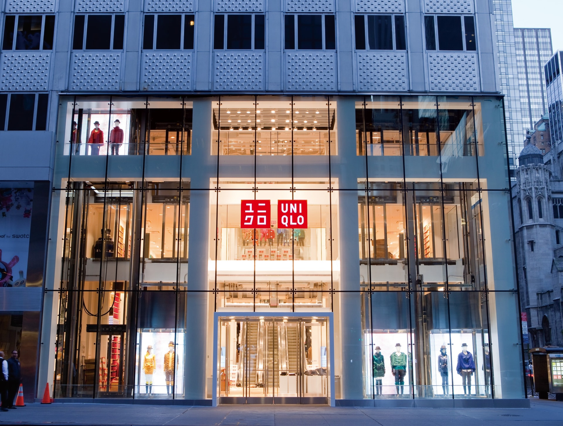 Điểm yếu chí mạng của Uniqlo: Phải đỡ trên vai cả một đế chế, gánh còng lưng nuôi tập đoàn mẹ- Ảnh 1.