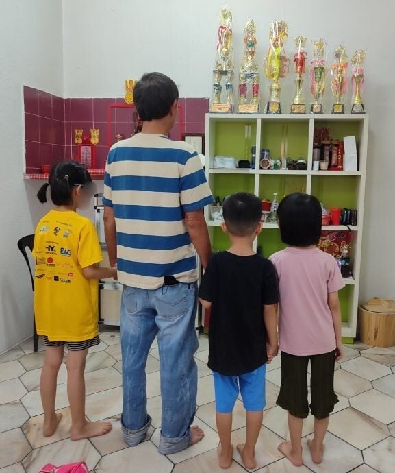 Thu nhập 16 triệu, bố không nuôi nổi đành gửi 3 con vào trại trẻ mồ côi, phút chia ly khiến ai cũng khóc- Ảnh 1.