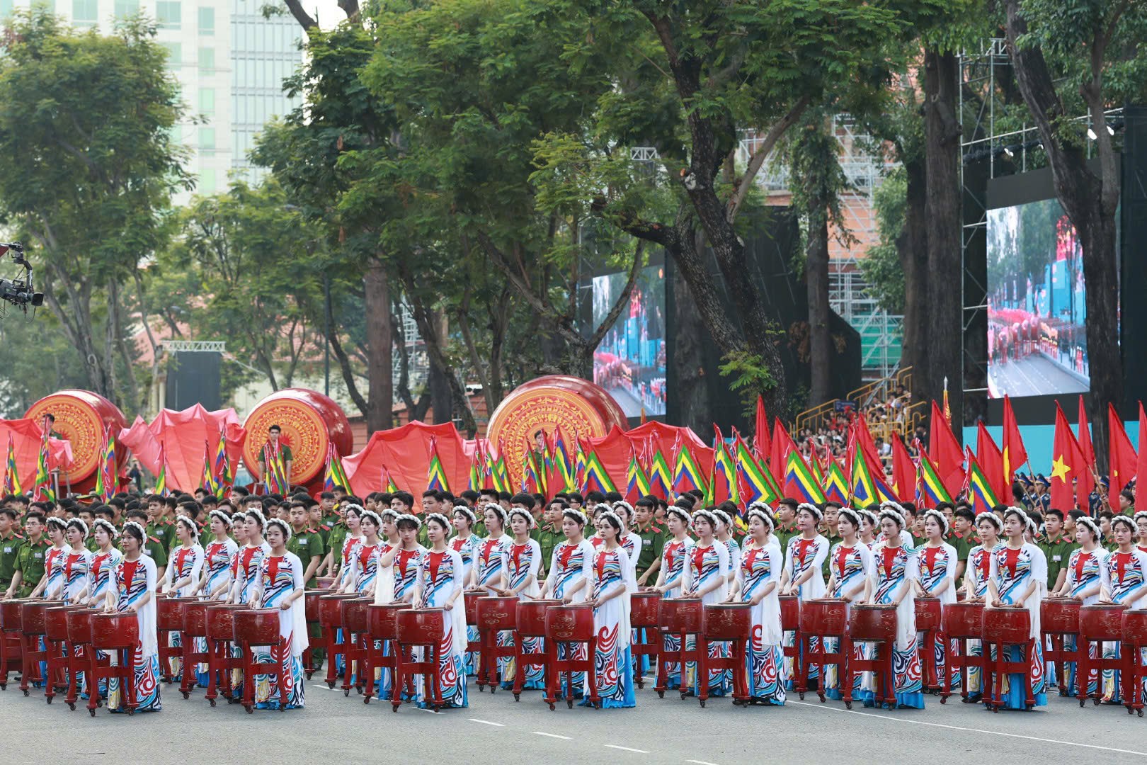 Màn trống hội 1.000 học viên Cảnh sát nhân dân khai hội 50 năm thống nhất đất nước - 1