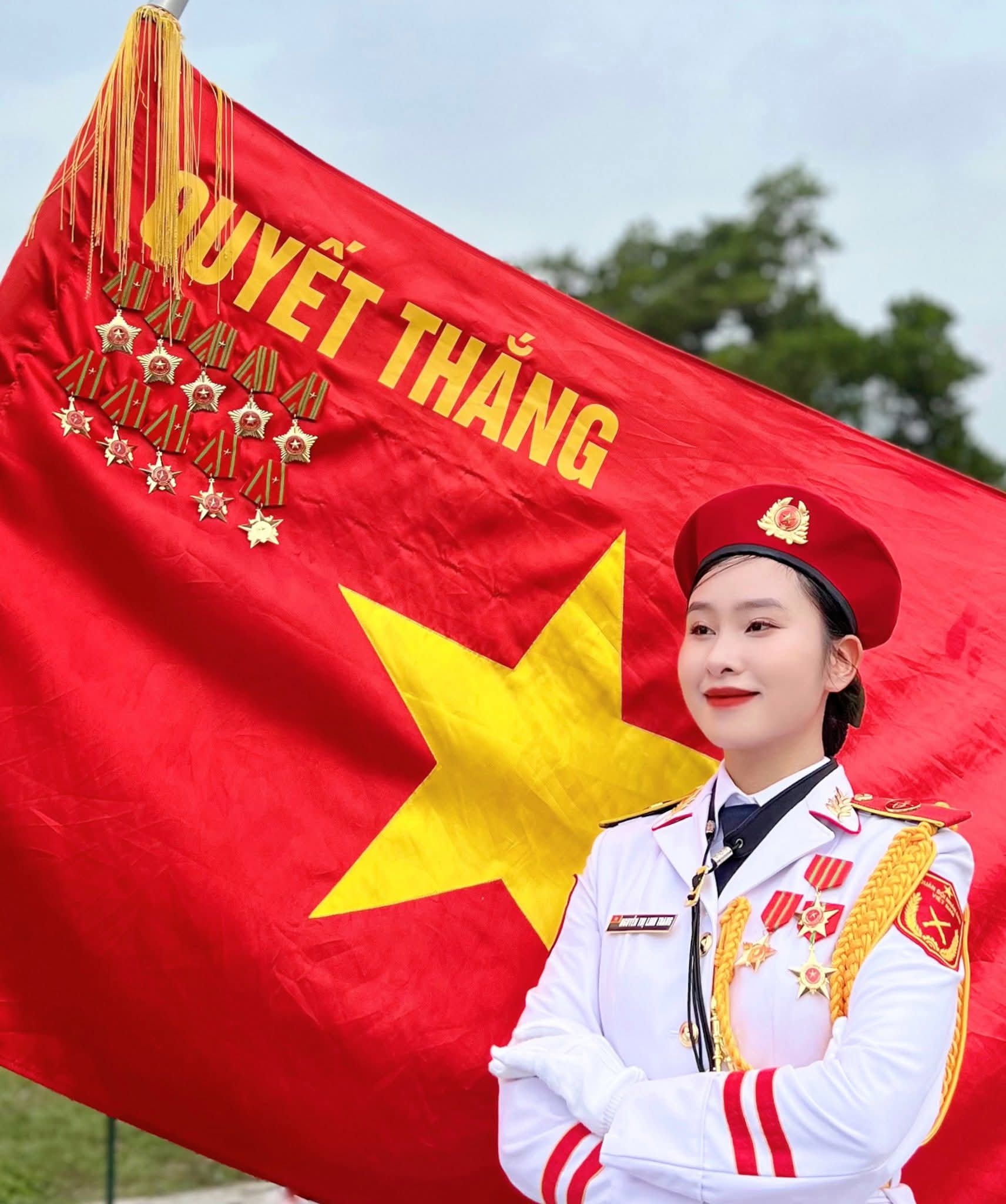 Linh Trang chia sẻ hình ảnh hậu trường trong quá trình tham gia diễu binh.