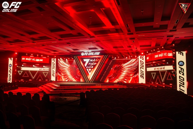 FC Online mừng sinh nhật 7 tuổi với sự kiện offline siêu bùng nổ, khán giả vỡ òa trước sự xuất hiện của Diego Forlán- Ảnh 1.