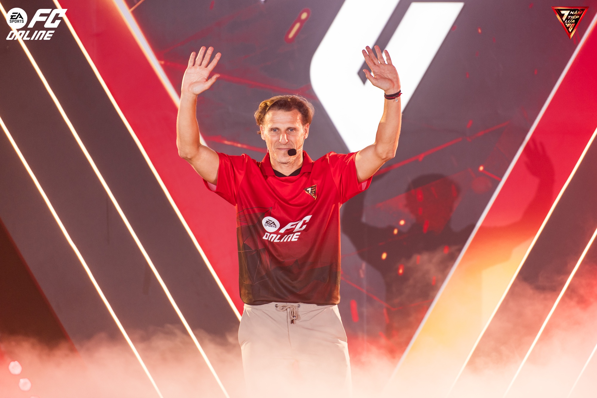 FC Online mừng sinh nhật 7 tuổi với sự kiện offline siêu bùng nổ, khán giả vỡ òa trước sự xuất hiện của Diego Forlán- Ảnh 2.