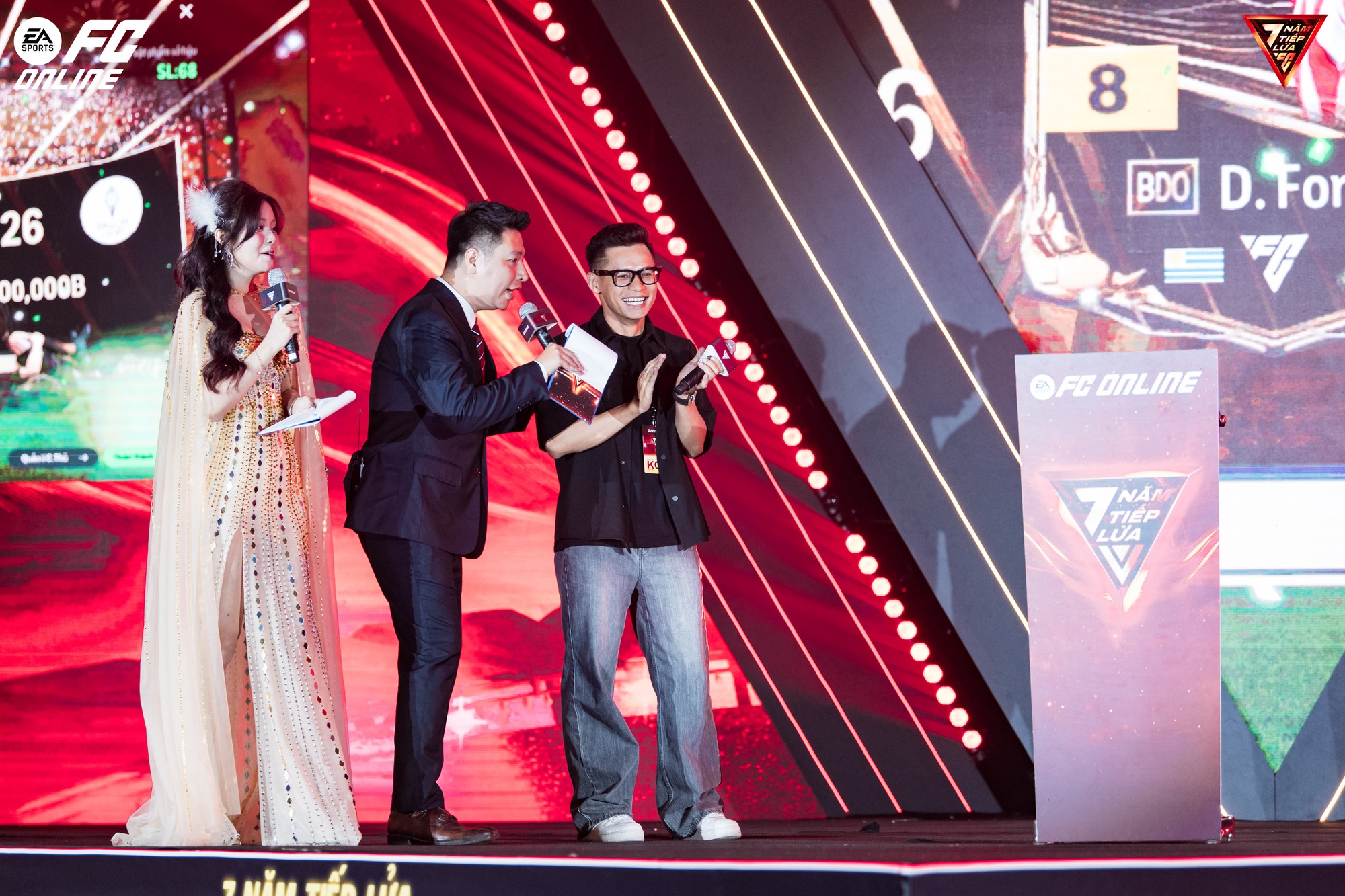 FC Online mừng sinh nhật 7 tuổi với sự kiện offline siêu bùng nổ, khán giả vỡ òa trước sự xuất hiện của Diego Forlán- Ảnh 3.