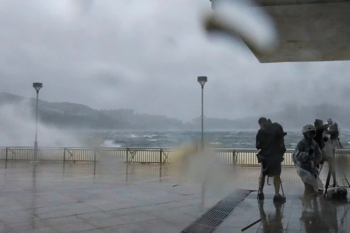 Bão Wipha hiện đang ở đâu? Nhiều nơi “căng mình” trước cơn bão dữ dội, chuyến bay bị hoãn, người dân được khuyến cáo ở trong nhà- Ảnh 2.