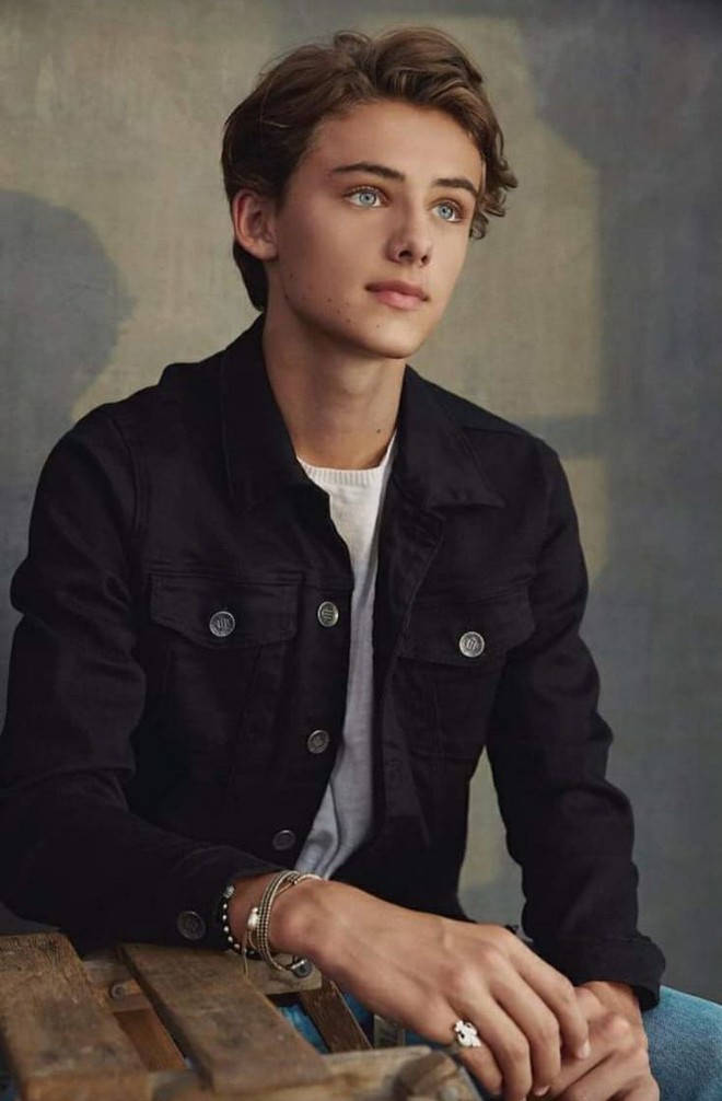 "Thiếu niên đẹp trai nhất thế giới" sau 9 năm gây bão toàn cầu: Nhan sắc chàng thơ thực sự không ai có thể rời mắt fea85ad78729df23e8d282021115b0de 1654153505221225793797 1741927924572 1741927924734520551105 1741939553474 1741939553587697876700