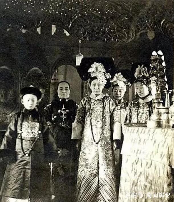 Hé lộ loạt ảnh hiếm chưa từng thấy chụp đám cưới Phổ Nghi - hoàng đế cuối cùng của Trung Quốc- Ảnh 8. Hé lộ loạt ảnh hiếm chưa từng thấy chụp đám cưới Phổ Nghi - hoàng đế cuối cùng của Trung Quốc- Ảnh 8.