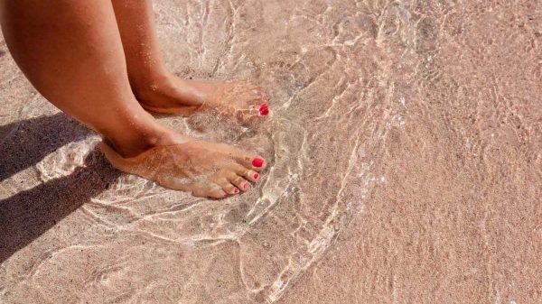 Mỹ ghi nhận một số ca tử vong do vi khuẩn ăn thịt người feet in ocean 071725 3d57b805446444cf9ff6b2930551e095 93132686575407003557909 1753439608697 17534396089441740266346