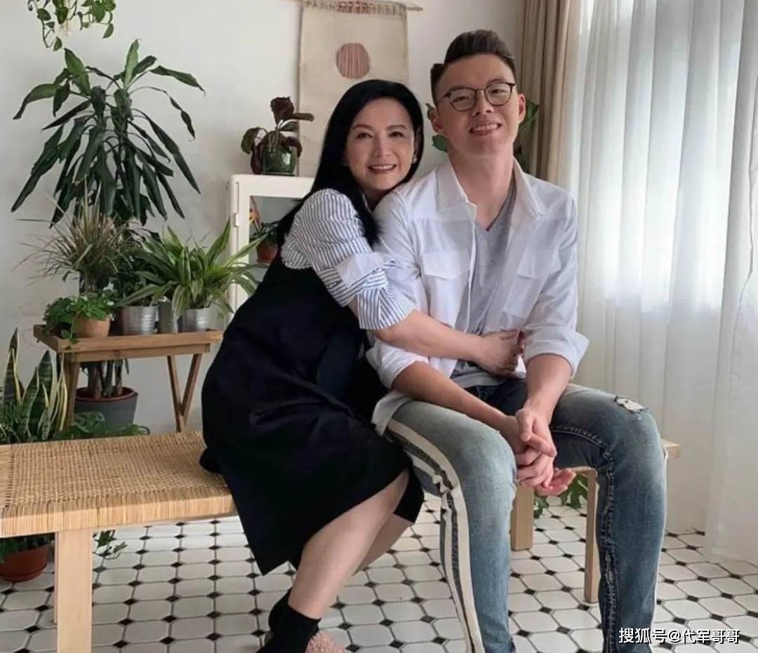 "Ngọc nữ vạn người mê" rời bỏ showbiz, chọn công việc hành chính vì con trai nhận cái kết nức lòng ffafc53f248c46bf81861c766bf3ae1b 155656 1745939043820 1745939043947787112444