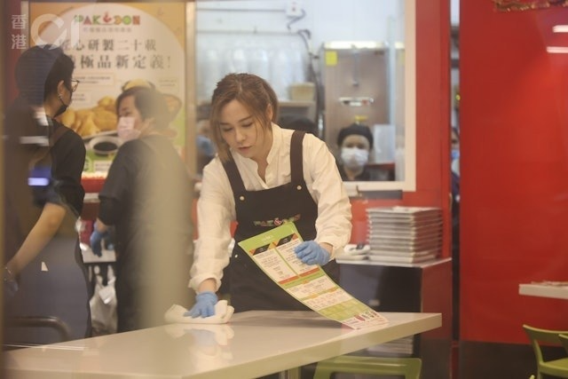 Mỹ nhân showbiz tháo chạy khỏi bạn trai giám đốc, giờ đi rửa chén làm phục vụ kiếm sống- Ảnh 4.