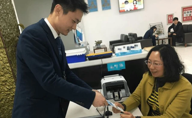 Nhân viên ngân hàng mua biệt thự tiền tỷ ở khu nhà giàu, lái BMW, Ferrari đi làm: Cảnh sát ập đến nhà khám xét, vạch trần chiêu thức chiếm đoạt số tiền hơn 138 tỷ đồng- Ảnh 1. Nhân viên ngân hàng mua biệt thự tiền tỷ ở khu nhà giàu, lái BMW, Ferrari đi làm: Cảnh sát ập đến nhà khám xét, vạch trần chiêu thức chiếm đoạt số tiền hơn 138 tỷ đồng- Ảnh 1.