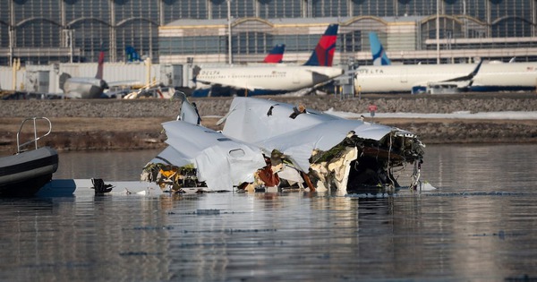 Cận cảnh khoảnh khắc kinh hoàng khi 2 máy bay va chạm trên bầu trời Mỹ khiến 67 người thiệt mạng fkqirlphhtedmihdcgtlzvgake 1738405268309 1738405270045497546960 0 54 600 1200 crop 1738405420033888125494jpg