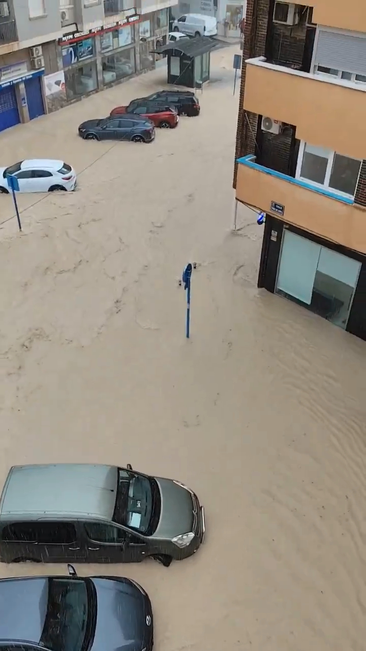 Ngập lụt kinh hoàng do bão Gabrielle: Mọi con đường biến thành sông, Ngập lụt kinh hoàng do bão Gabrielle: Mọi con đường biến thành sông,