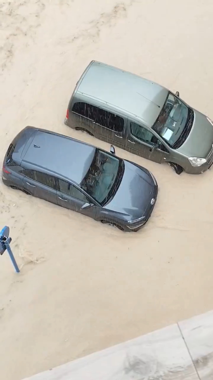 Ngập lụt kinh hoàng do bão Gabrielle: Mọi con đường biến thành sông, Ngập lụt kinh hoàng do bão Gabrielle: Mọi con đường biến thành sông,