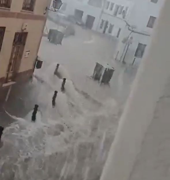 Ngập lụt kinh hoàng do bão Gabrielle: Mọi con đường biến thành sông, Ngập lụt kinh hoàng do bão Gabrielle: Mọi con đường biến thành sông,