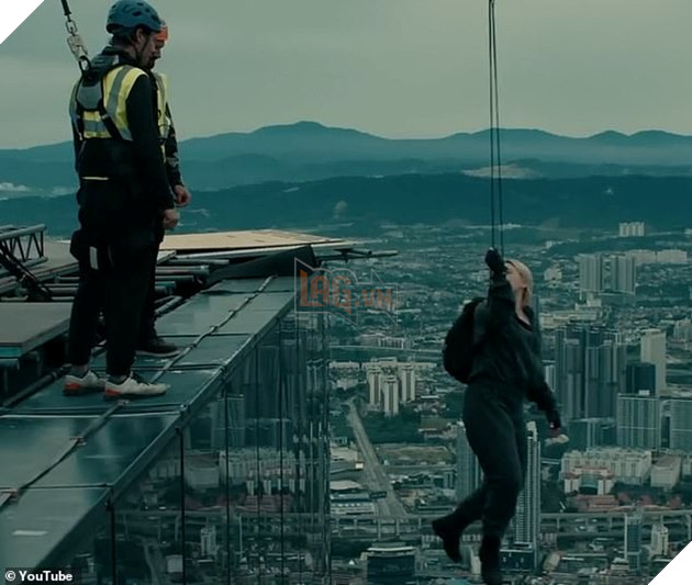 Sao Nữ Florence Pugh Và Quyết Định Đóng Cảnh Nhảy Từ Tòa Nhà Cao Thứ 2 Thế Giới 3