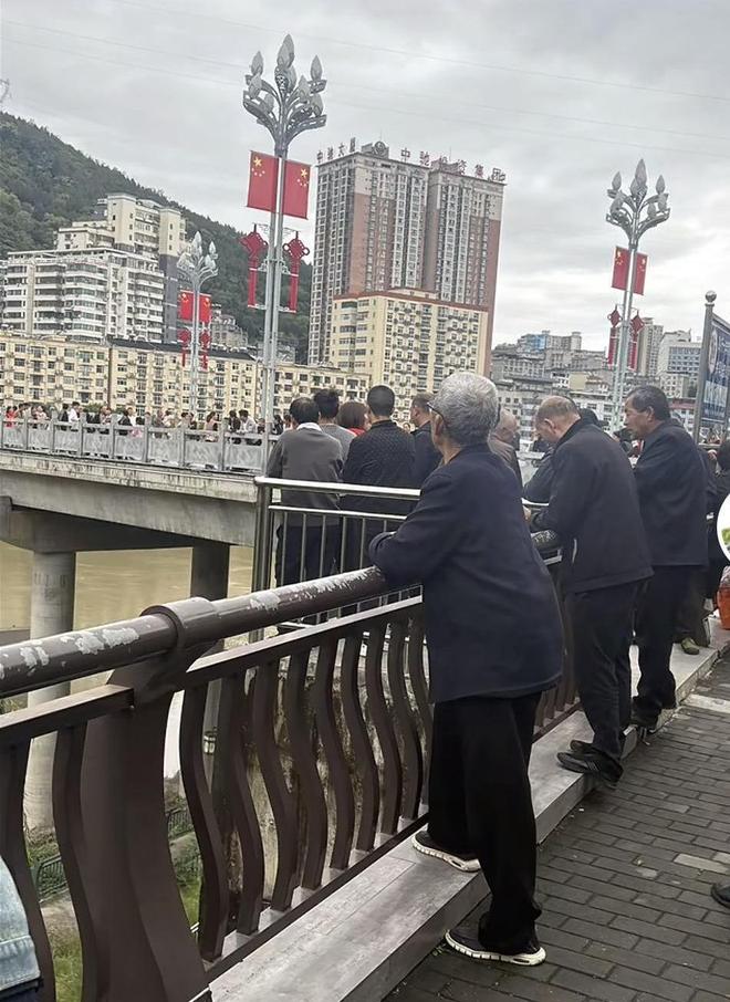 Trung Quốc: Chú rể nhảy cầu tự vẫn ngay trước giờ cử hành hôn lễ, nghi do cô dâu đòi thêm tiền sính lễ mới xuống xe hoa- Ảnh 2.