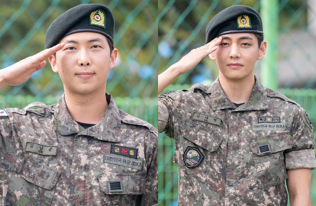 V và RM (BTS) cuối cùng đã xuất ngũ: Siêu ngầu siêu rắn rỏi, văn nghệ tấu hài tặng rừng fan và phóng viên đông nghẹt!- Ảnh 1.