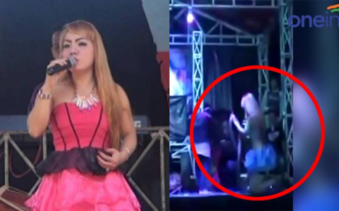 Kinh hoàng nữ ca sĩ bị rắn cắn ngay trên sân khấu- Ảnh 1.