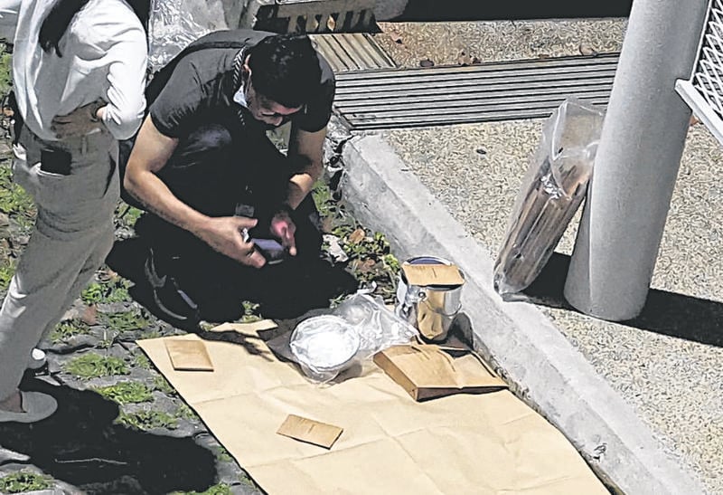 Chiếc ô tô đỗ mãi không rời đi, cảnh sát tới nơi phát hiện 1 người tử vong, người thân ngất xỉu tại chỗ- Ảnh 2.