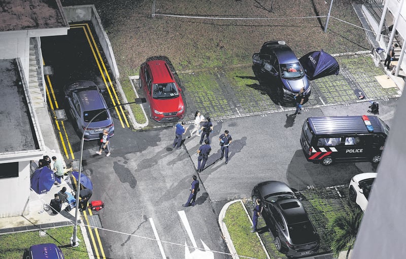 Chiếc ô tô đỗ mãi không rời đi, cảnh sát tới nơi phát hiện 1 người tử vong, người thân ngất xỉu tại chỗ- Ảnh 1.