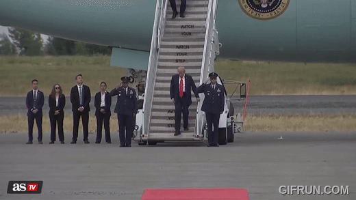 Cái bắt tay lịch sử gây sốt toàn cầu của 2 ông Trump và Putin: Chuyên gia giải mã ẩn số thú vị phía sau- Ảnh 3.