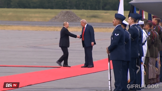 Cái bắt tay lịch sử gây sốt toàn cầu của 2 ông Trump và Putin: Chuyên gia giải mã ẩn số thú vị phía sau- Ảnh 2.