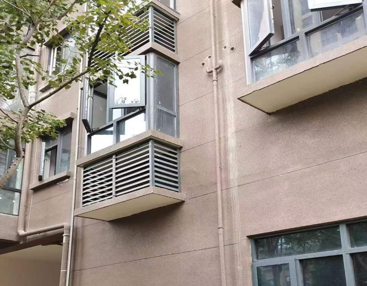 Bị hàng xóm chiếm chỗ lắp dàn nóng điều hoà, người phụ nữ kiện đòi bồi thường 389 triệu đồng thì bị từ chối: “Mọi người đều làm thế”- Ảnh 1.