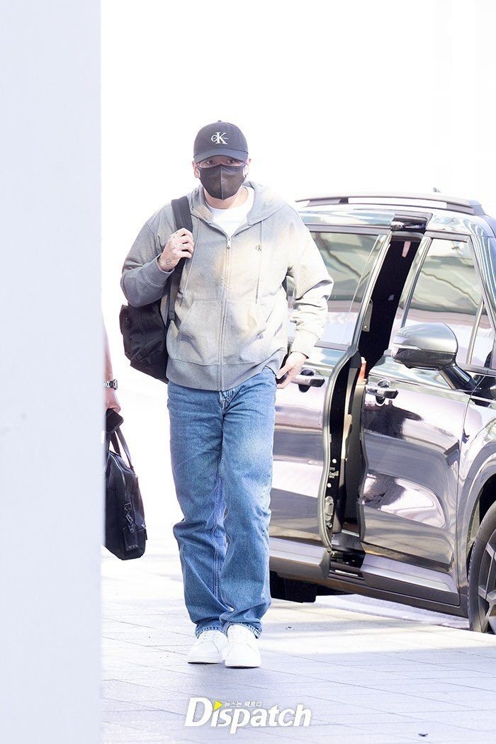 Sững sờ cảnh Jungkook (BTS) bị phóng viên công khai chê béo giữa sân bay- Ảnh 1.