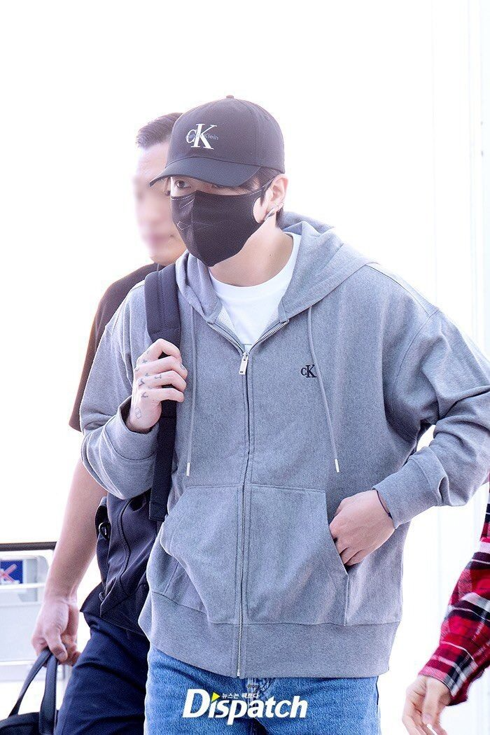 Sững sờ cảnh Jungkook (BTS) bị phóng viên công khai chê béo giữa sân bay- Ảnh 2.