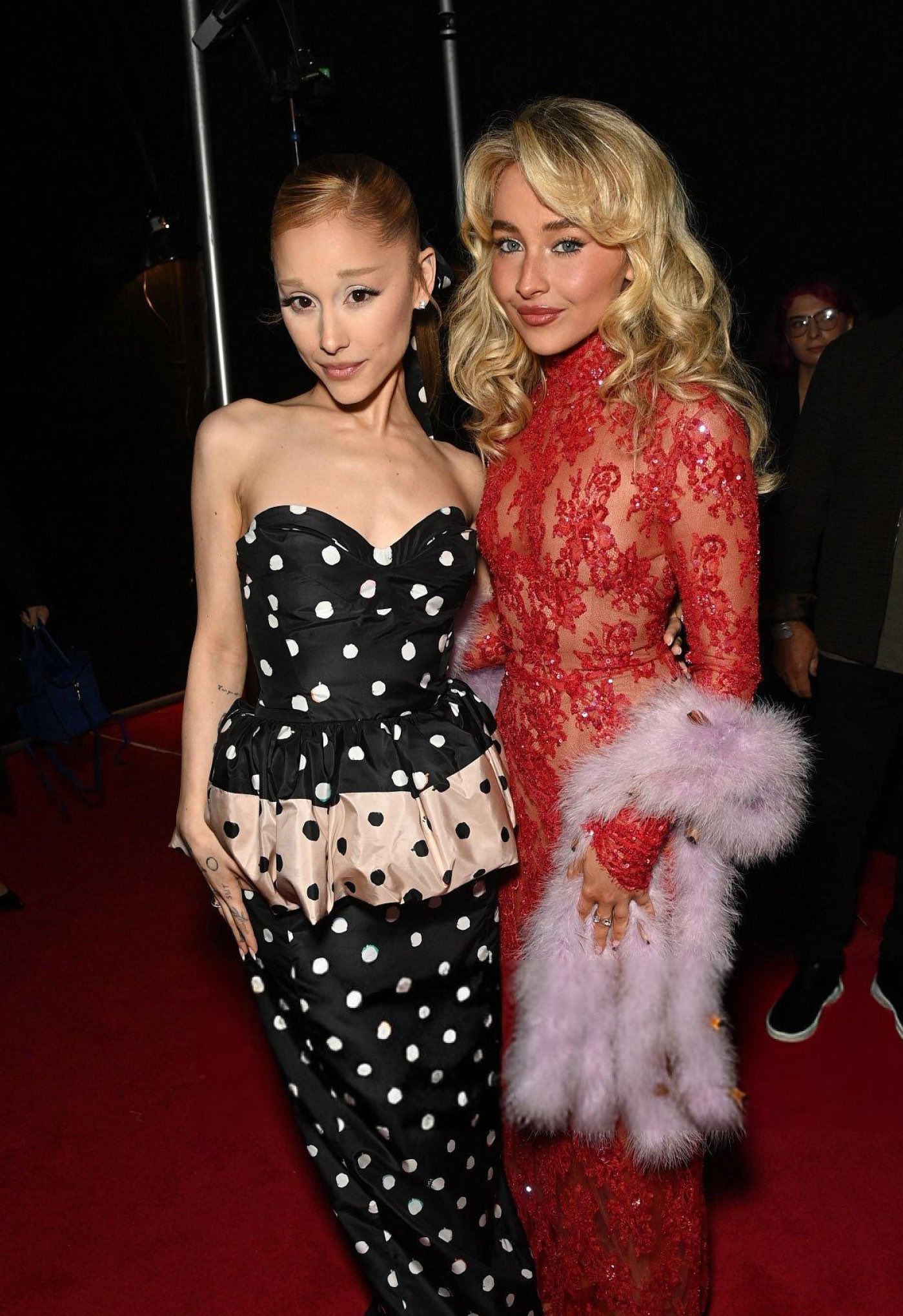 Nữ ca sĩ gen Z hot nhất hiện nay bất ngờ đội nắp cống ngoi lên, lột đồ ướt nhẹp giữa sân khấu- Ảnh 11.