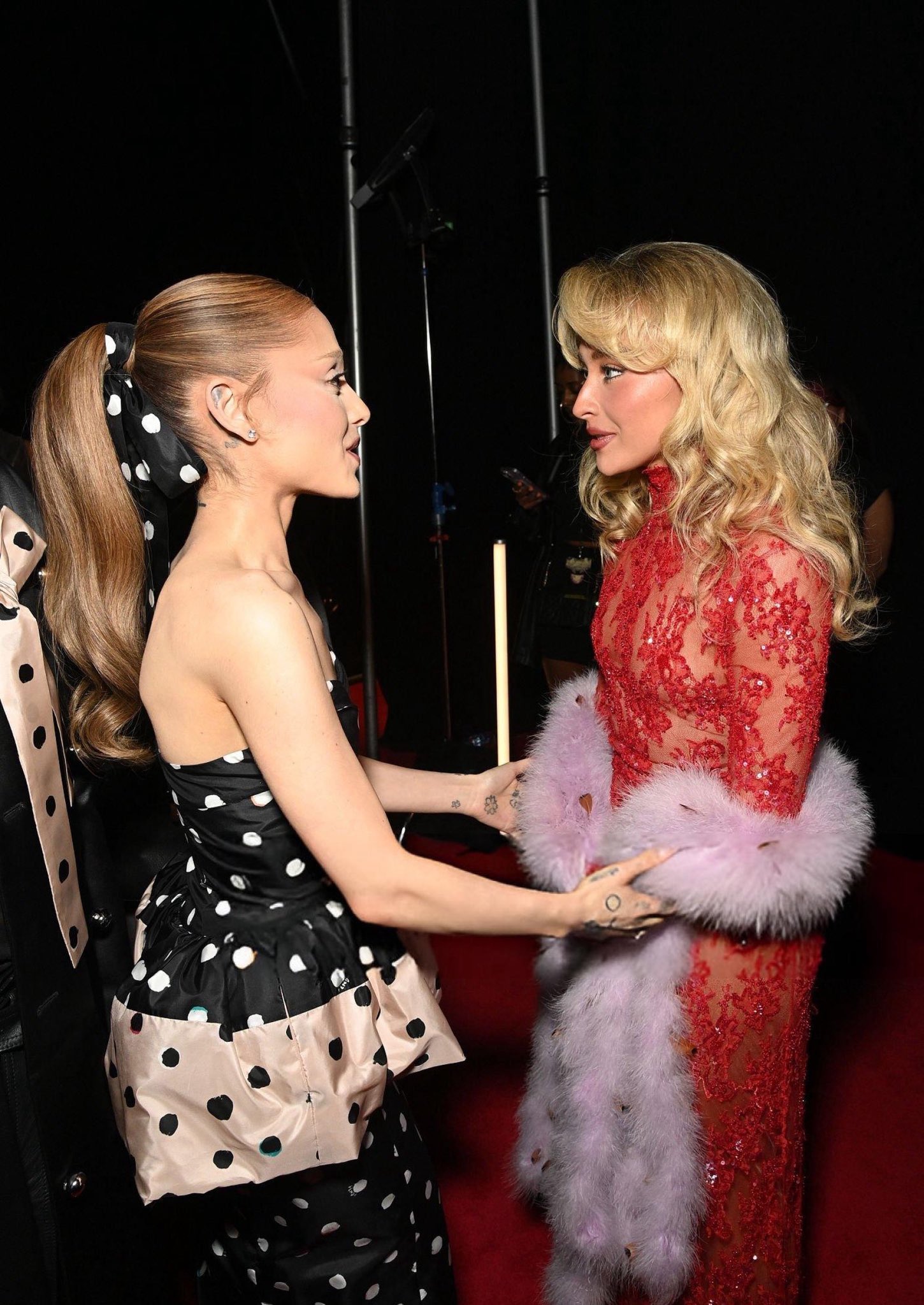 Nữ ca sĩ gen Z hot nhất hiện nay bất ngờ đội nắp cống ngoi lên, lột đồ ướt nhẹp giữa sân khấu- Ảnh 10.