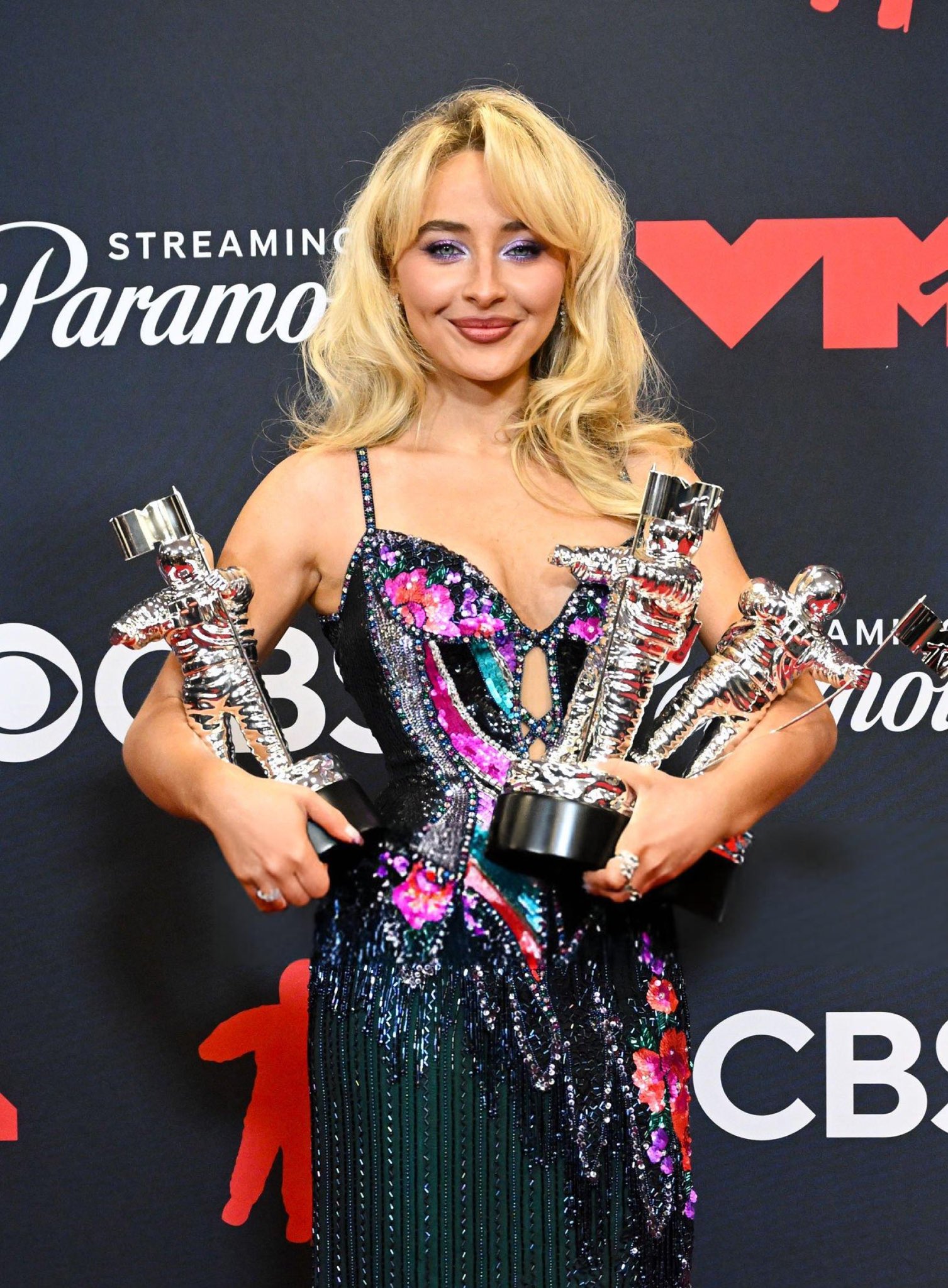 Nữ ca sĩ gen Z hot nhất hiện nay bất ngờ đội nắp cống ngoi lên, lột đồ ướt nhẹp giữa sân khấu- Ảnh 13.