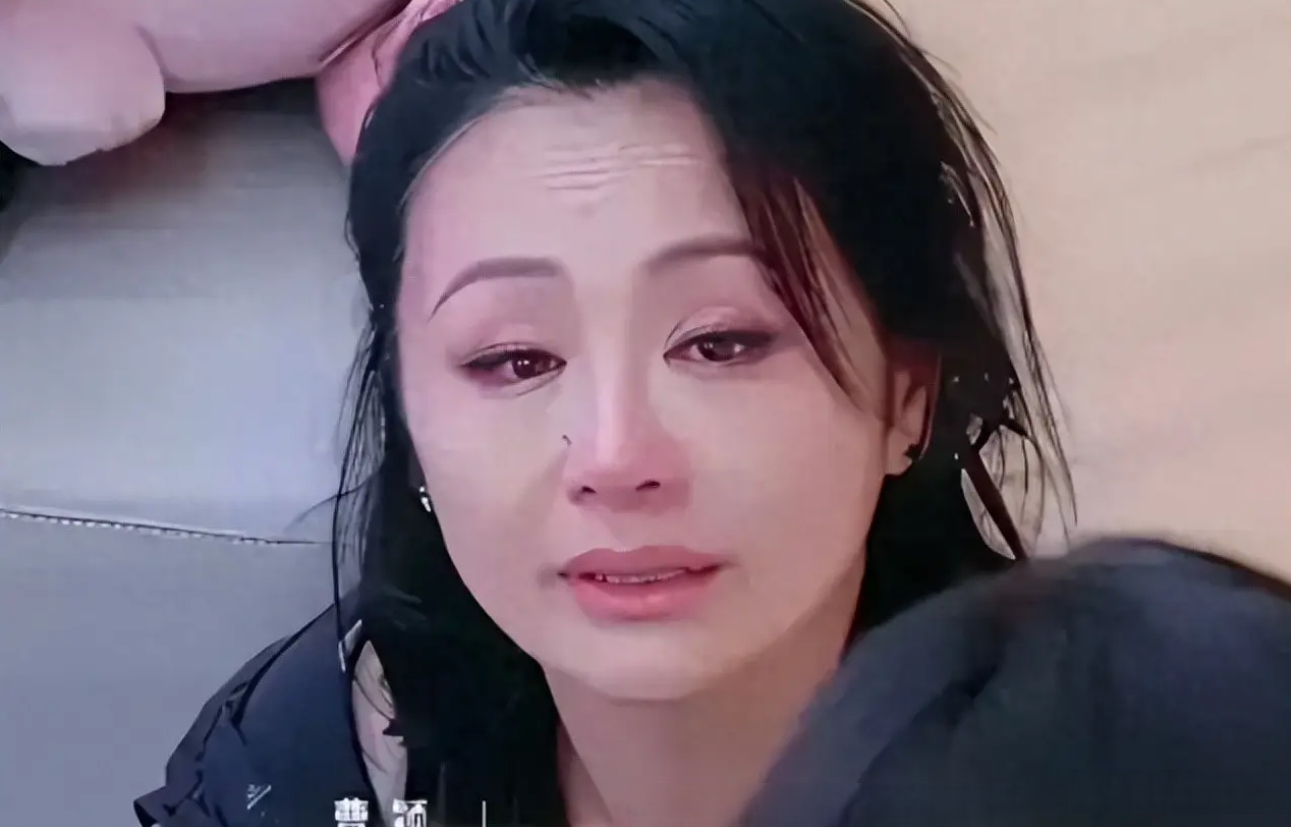 Nữ thần tuổi thơ phát hiện mắc ung thư, khóc thút thít trên sóng livestream vì 1 lí do- Ảnh 1.