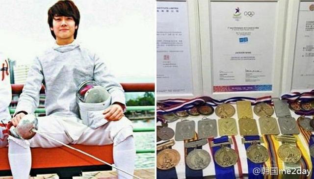 Nam ca sĩ J bị bạn thân