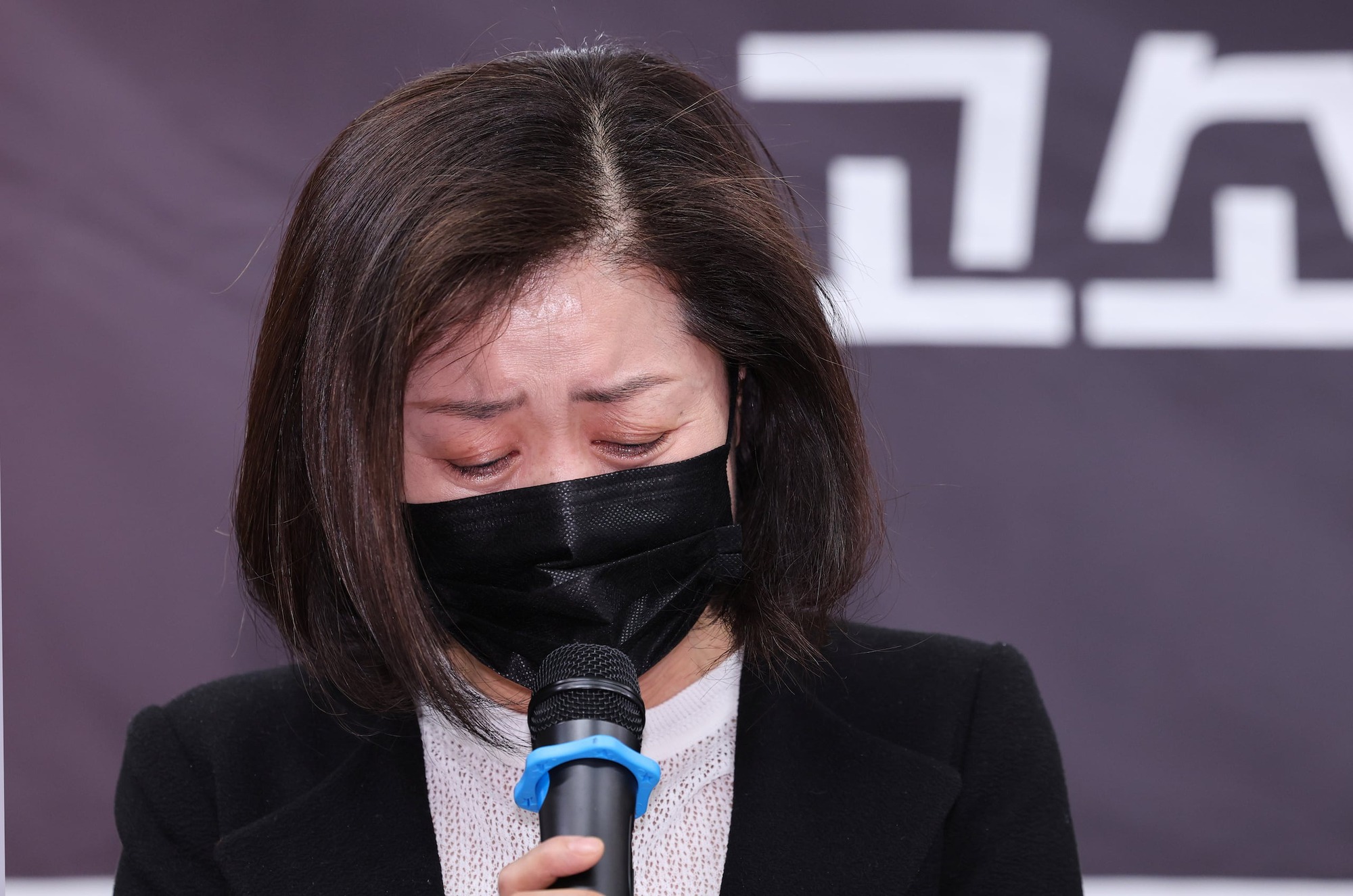 Chưa từng có: Ca sĩ 20 tuổi cầu cứu vì bị CEO tấn công tình dục, mẹ đích thân mở họp báo nóng- Ảnh 6. Chưa từng có: Ca sĩ 20 tuổi cầu cứu vì bị CEO tấn công tình dục, mẹ đích thân mở họp báo nóng- Ảnh 6.