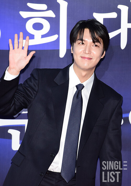 Lee Min Ho đã làm gì với nhan sắc của mình thế này?- Ảnh 2. Lee Min Ho đã làm gì với nhan sắc của mình thế này?- Ảnh 2.