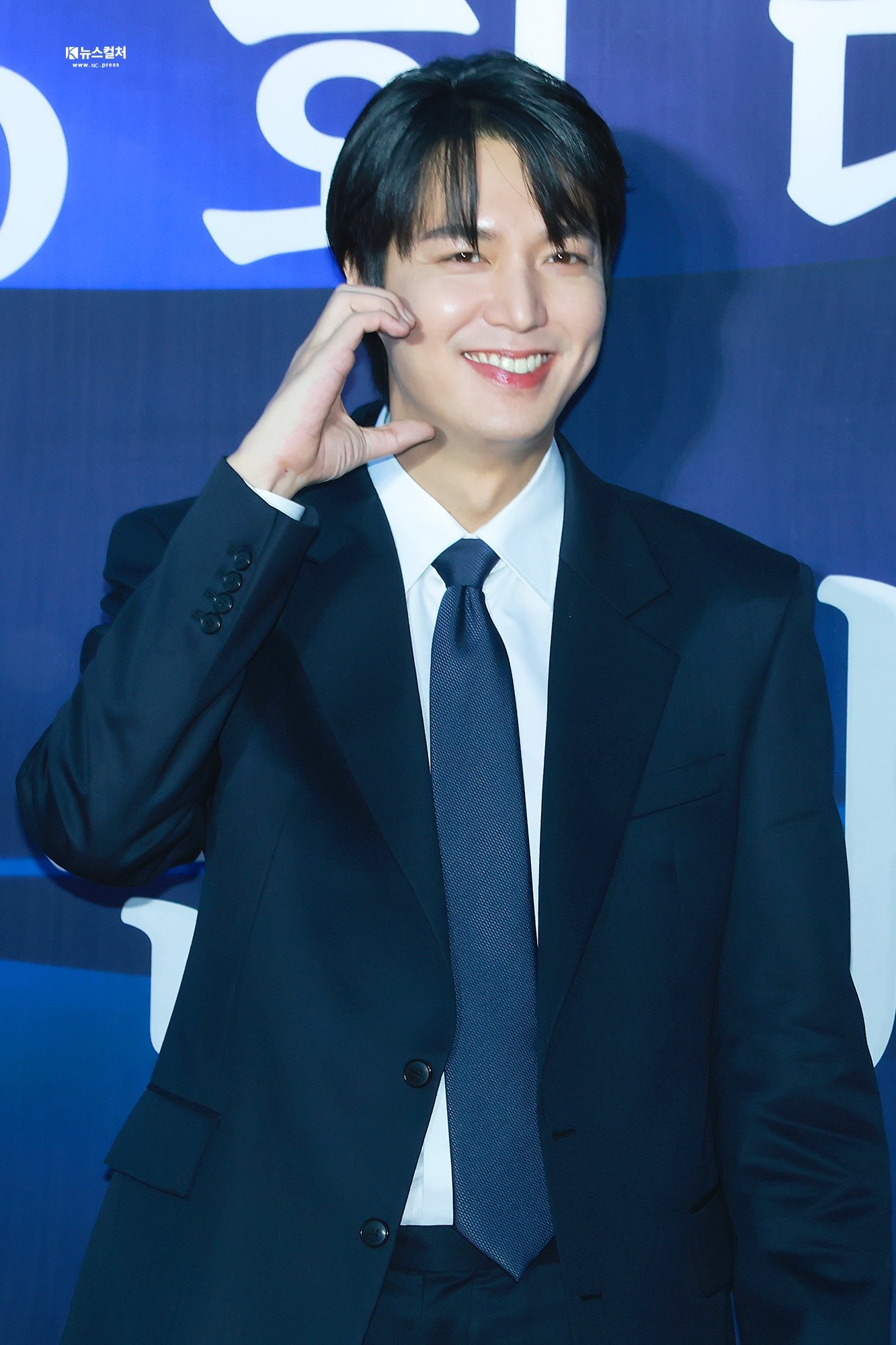 Lee Min Ho đã làm gì với nhan sắc của mình thế này?- Ảnh 3. Lee Min Ho đã làm gì với nhan sắc của mình thế này?- Ảnh 3.