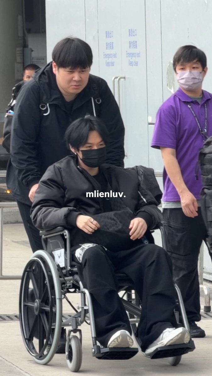 2 ngôi sao ngồi xe lăn trở về từ MAMA 2025, chuyện nghiêm trọng gì đã xảy ra?- Ảnh 6.