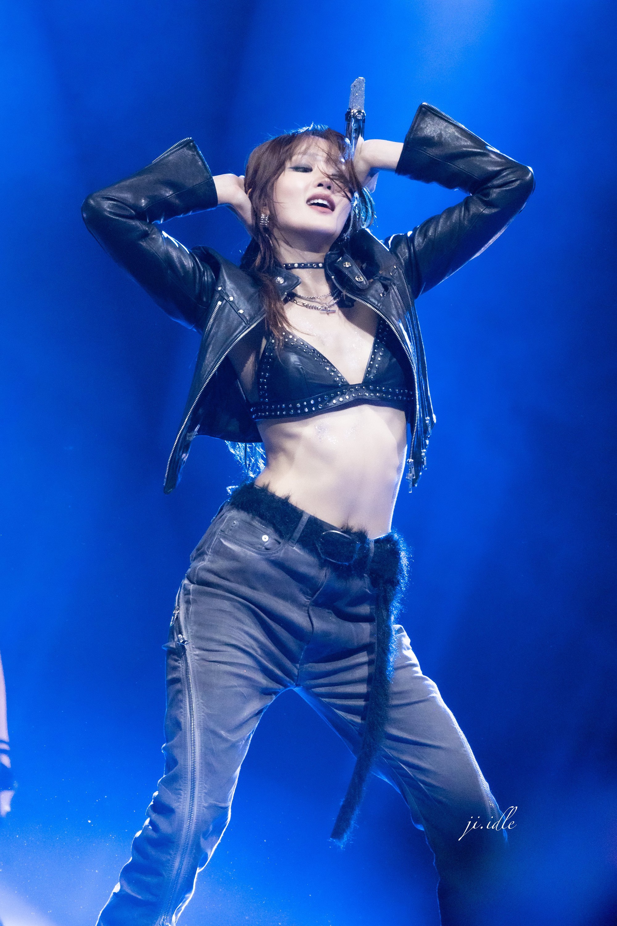 2 ngôi sao ngồi xe lăn trở về từ MAMA 2025, chuyện nghiêm trọng gì đã xảy ra?- Ảnh 1.