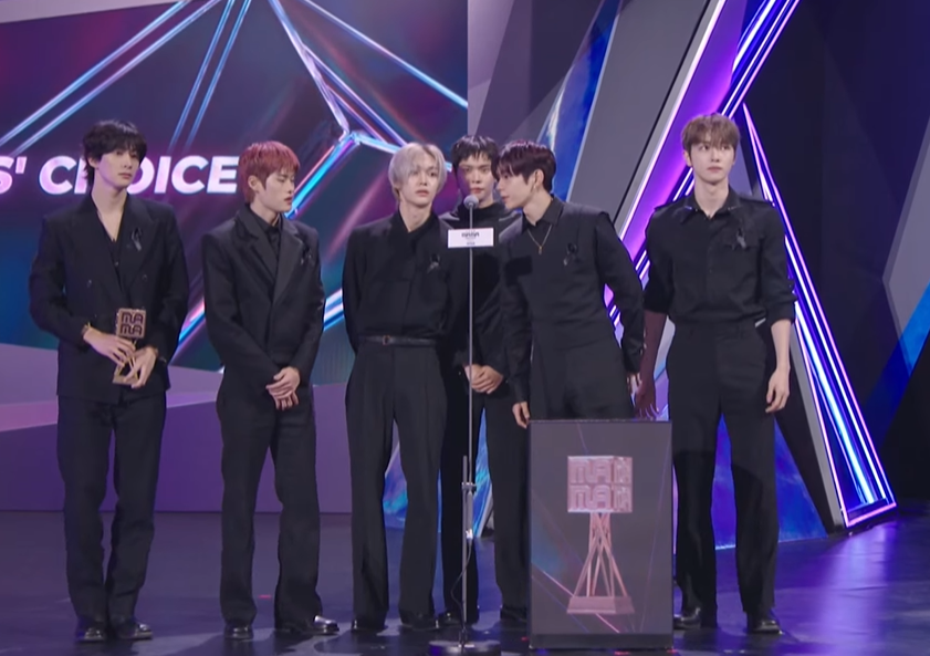 Khoảnh khắc xúc động nhất MAMA 2025: Park Bo Gum cúi đầu mở màn, xót xa tưởng niệm nạn nhân thảm hoạ cháy tại Hong Kong (Trung Quốc)- Ảnh 3.