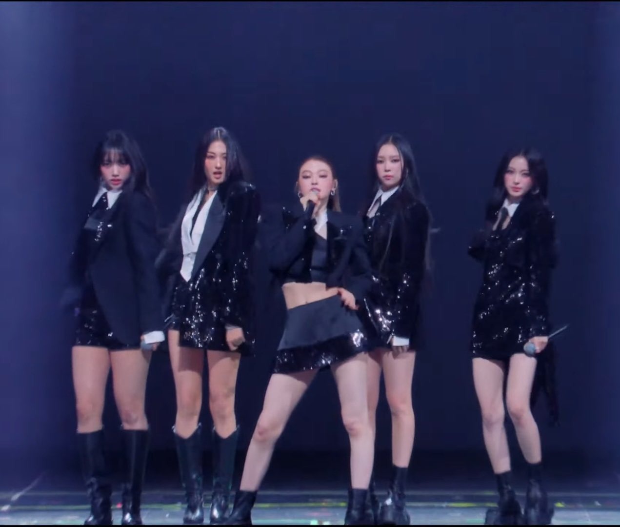 Khoảnh khắc xúc động nhất MAMA 2025: Park Bo Gum cúi đầu mở màn, xót xa tưởng niệm nạn nhân thảm hoạ cháy tại Hong Kong (Trung Quốc)- Ảnh 12.