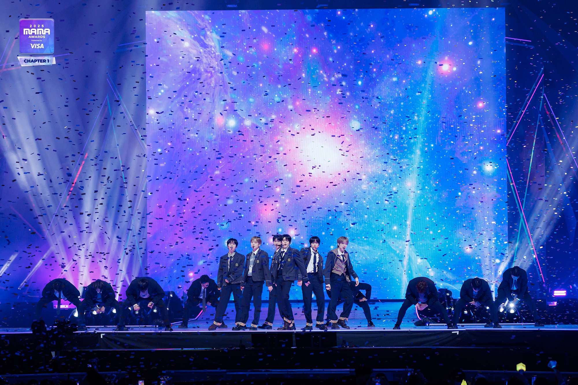 Khoảnh khắc xúc động nhất MAMA 2025: Park Bo Gum cúi đầu mở màn, xót xa tưởng niệm nạn nhân thảm hoạ cháy tại Hong Kong (Trung Quốc)- Ảnh 10.