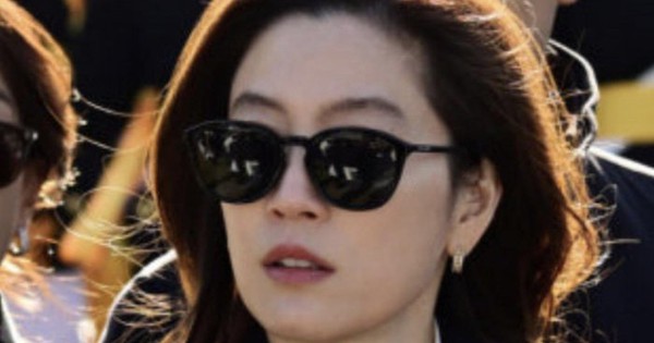 Bức ảnh toát ra "thần thái chaebol" của vợ cũ Chủ tịch Samsung 30 Bức ảnh toát ra "thần thái chaebol" của vợ cũ Chủ tịch Samsung g65hdg2bqaapagr 17647449706421796921457 1764748522634 1764748522981299764968 218 0 656 700 crop 17647486747501434384917jpg