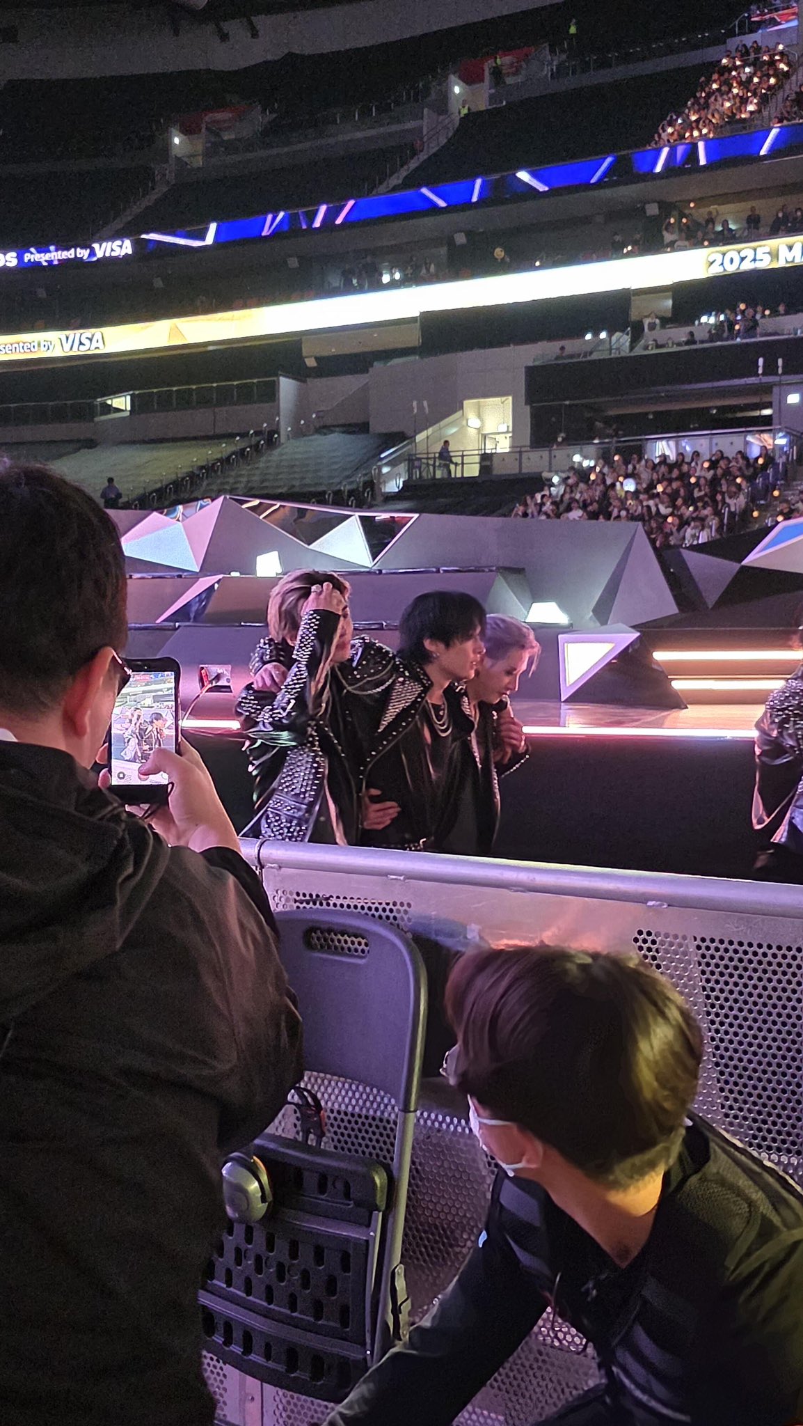 2 ngôi sao ngồi xe lăn trở về từ MAMA 2025, chuyện nghiêm trọng gì đã xảy ra?- Ảnh 5.