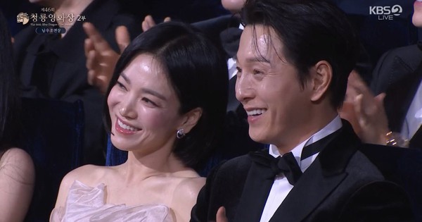 HOT nhất Rồng Xanh 2025: Song Hye Kyo xuất hiện cạnh người đàn ông đặc biệt, danh tính khiến cả MXH lao vào đẩy thuyền g6hrvoebqaa3y4e 1763561662023 17635616623461452715431 21 0 696 1290 crop 17635617488041900096198jpg