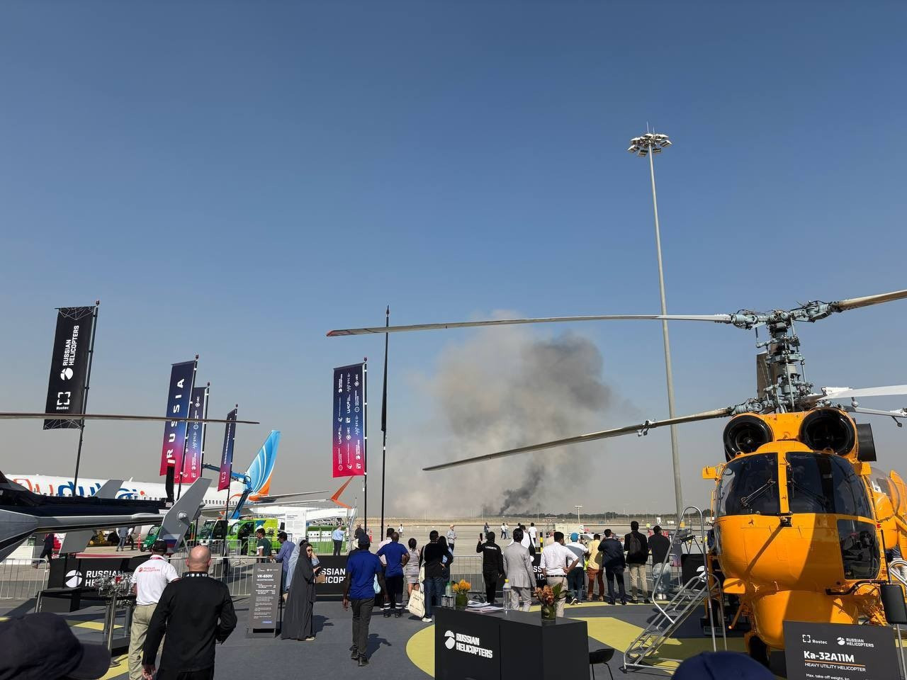 8 giây chết lặng khi máy bay chiến đấu rơi thẳng rồi phát nổ tại Triển lãm Hàng không Dubai, phi công thiệt mạng- Ảnh 1.