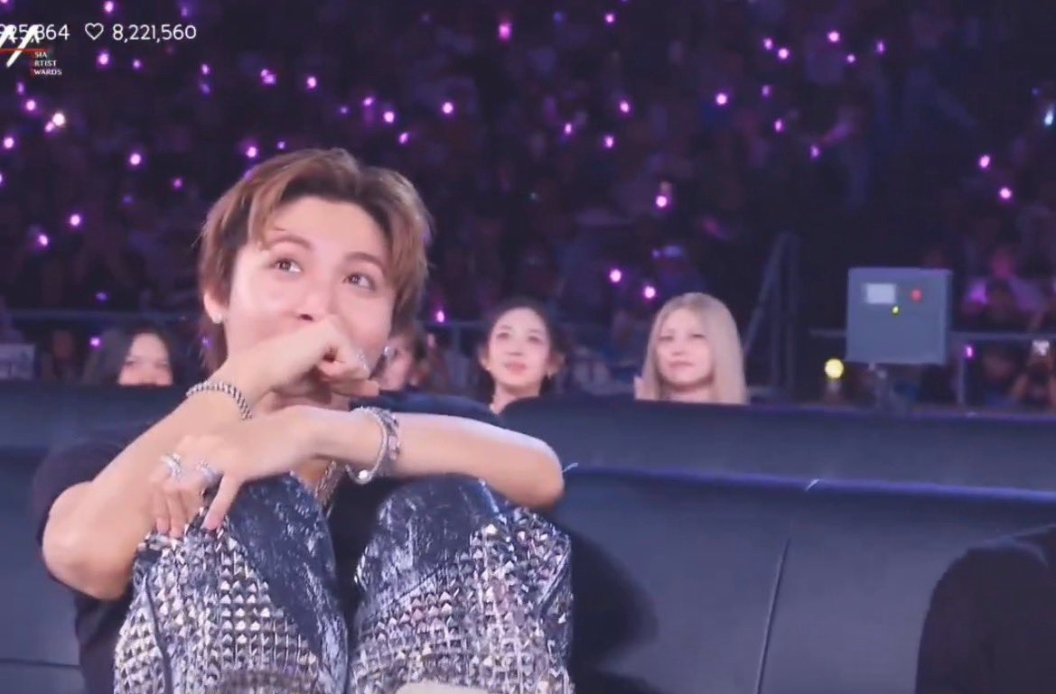 "Tân binh tài phiệt" bị bắt trọn cử chỉ kém duyên ở AAA, mới ra mắt đã "láo" thế này thì ai cứu nổi? g7gfnw3akaae pl 1 174753 1765288079261 17652880799481609884152