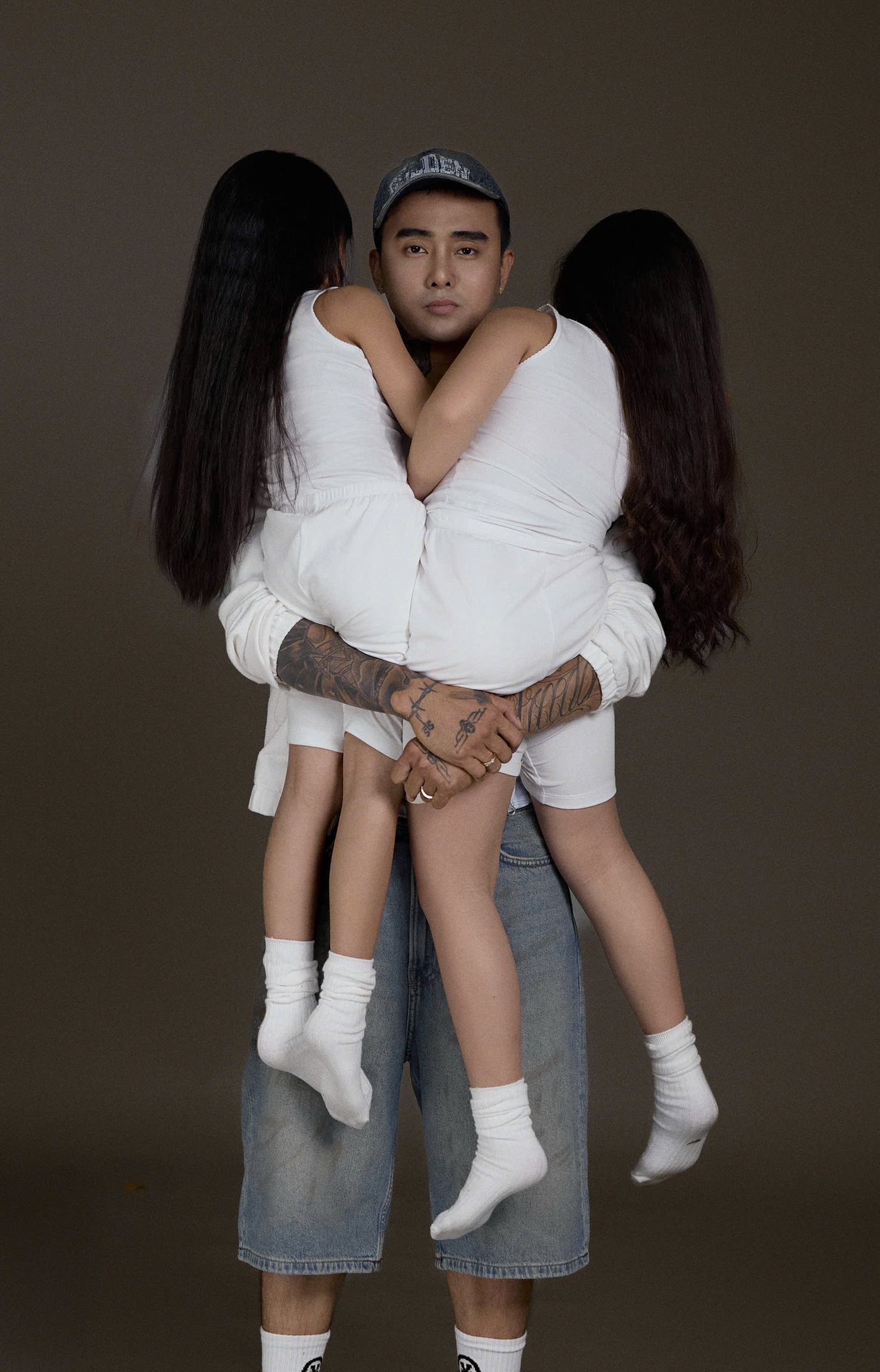 Nam ca sĩ nổi tiếng đăng loạt ảnh thương 2 con riêng của bạn gái lỡ một lần đò như con ruột- Ảnh 1.