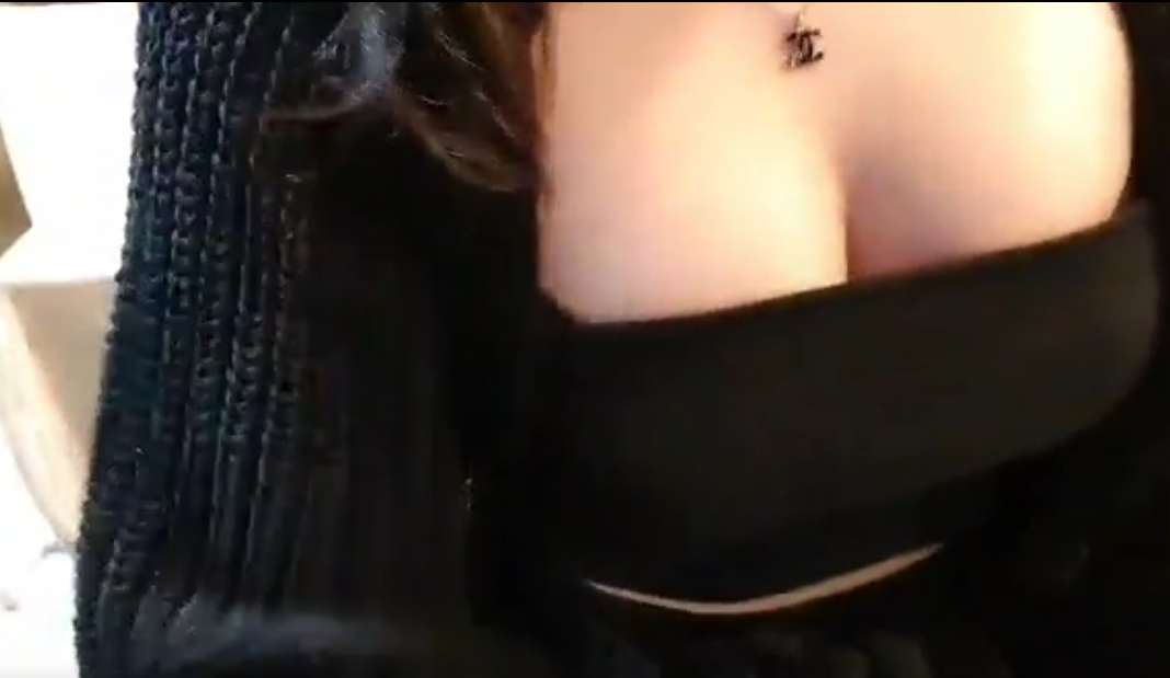 Có hành động bốc đồng trên sóng livestream, nữ streamer suýt thì gặp họa lớn- Ảnh 3.