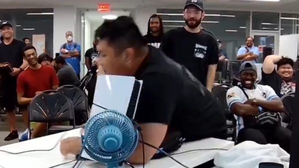 Ăn mừng vô địch quá trớn, nam game thủ khiến một chiếc PS5 bay khỏi bàn game thu an mung qua tron va lam hong chiec ps5 1 jwozjpg